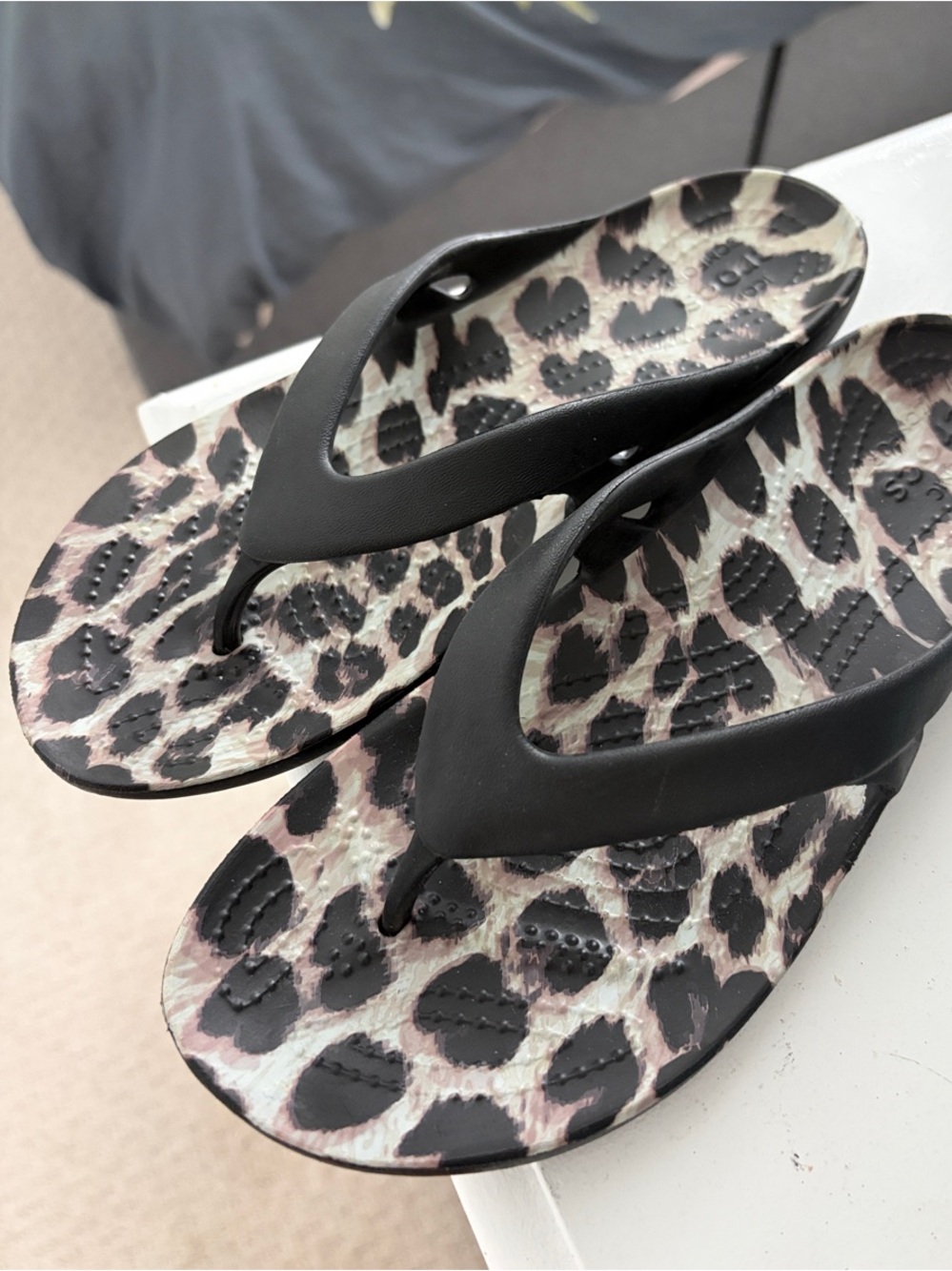 NWOT Crocs Leopard Print Women's Flip Flop Sandals - Black Straps